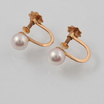 BROSCH SAMT ÖRHÄNGEN, 18K guld med odlade pärlor. Vikt 9,1 gram.