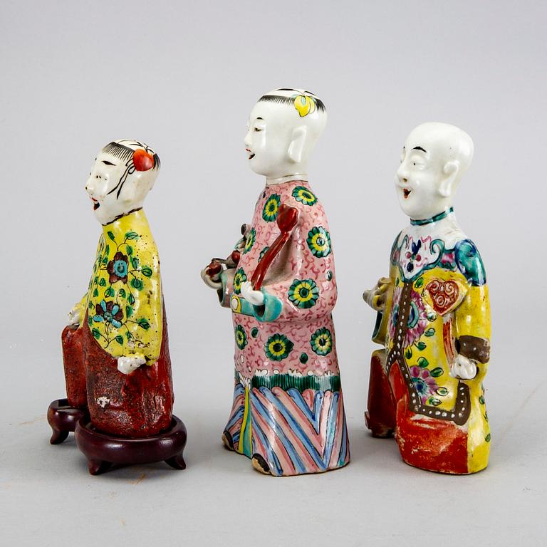 Figuriner 3 st "Laughing boys" Kina sen Qing porslin.