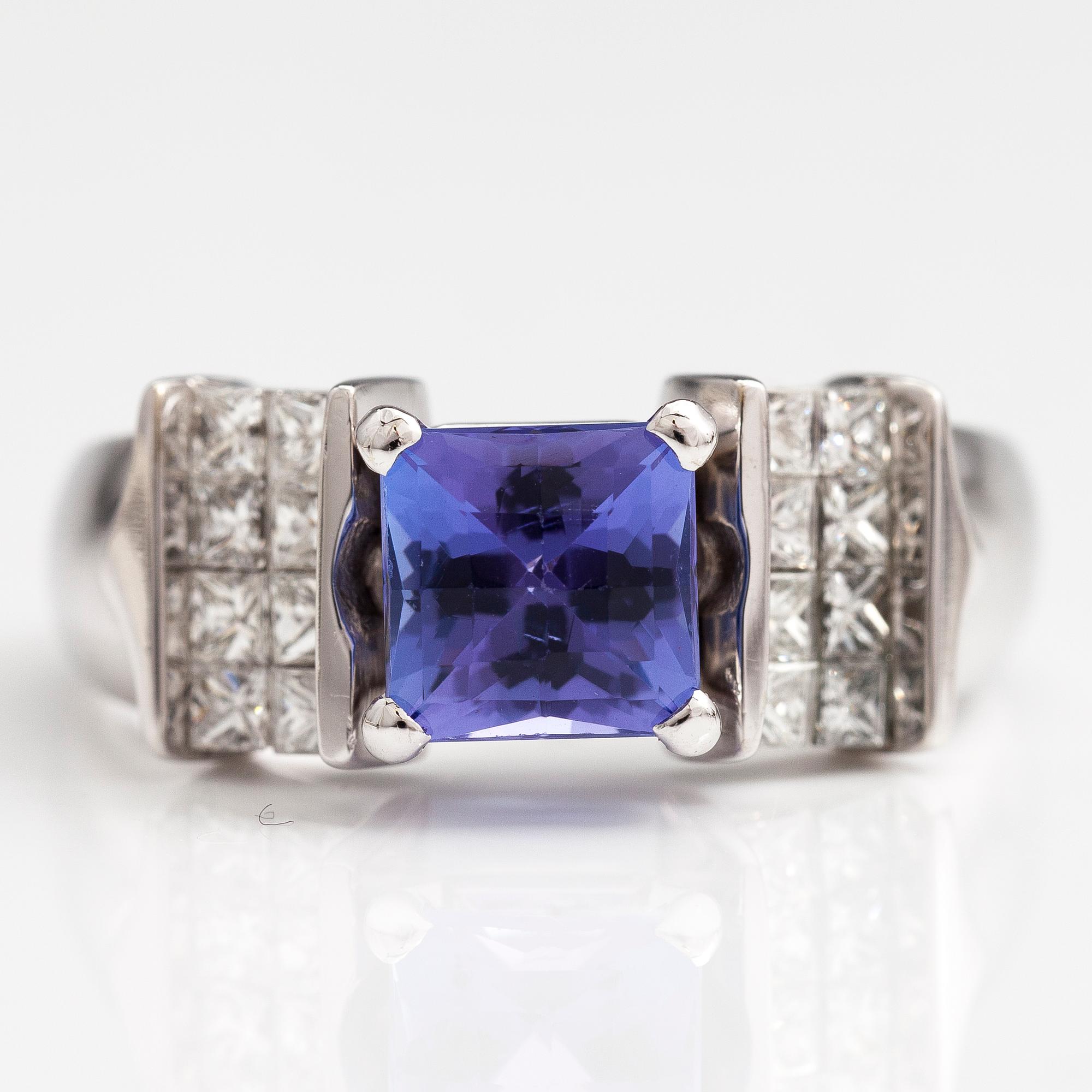 RING, 14K vitguld, tanzanit ca 2.76 ct, princesslipade diamanter ca 1.46 ct tot.
