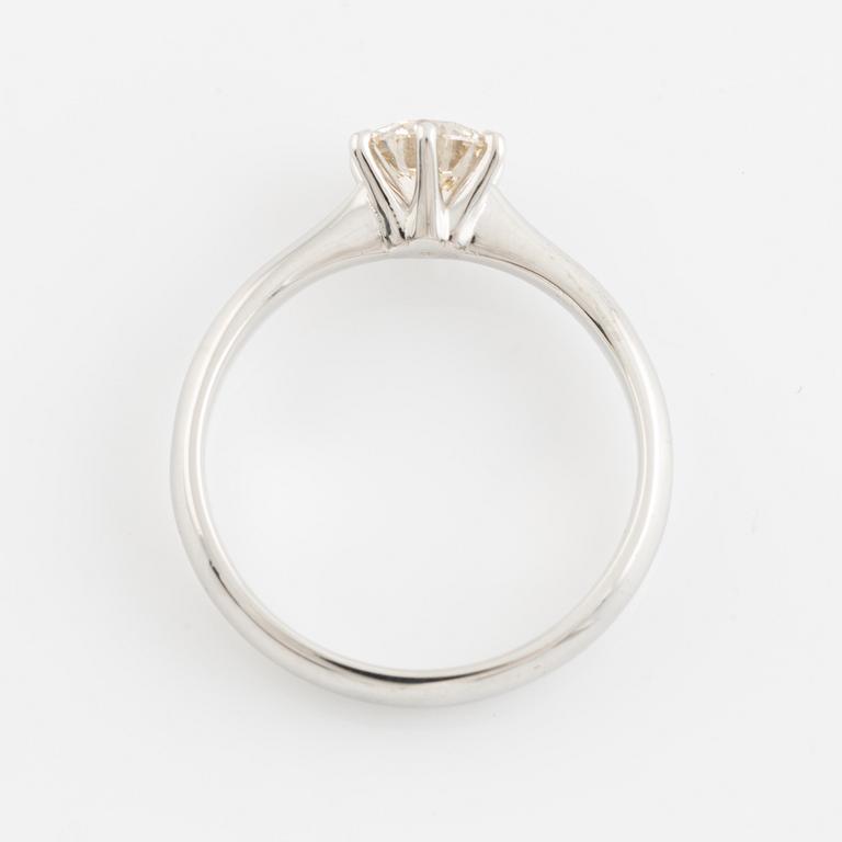Ring med briljantslipad diamant.