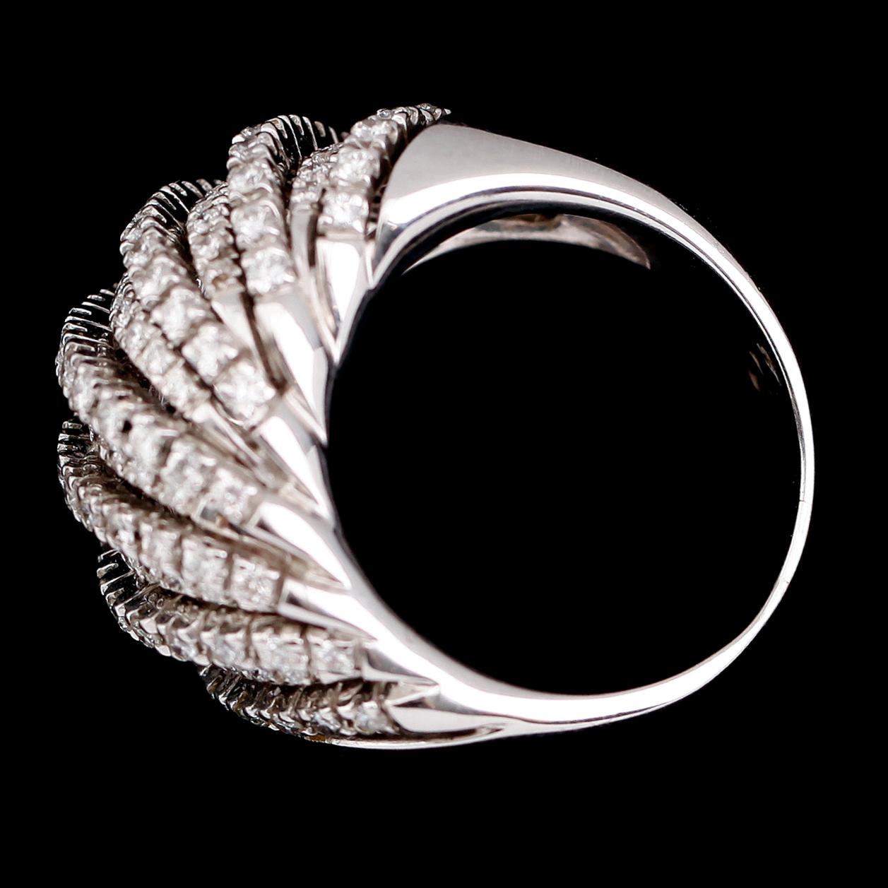 RING, 18 k vitguld, briljantslipade diamanter tot ca 1.50 ct. Total vikt ca 19 g.