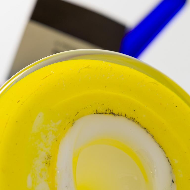 Oiva Toikka, glasfågel, "Jewelled kiwi", signerad och numrerad O. Toikka Nuutajärvi 1453/5000.