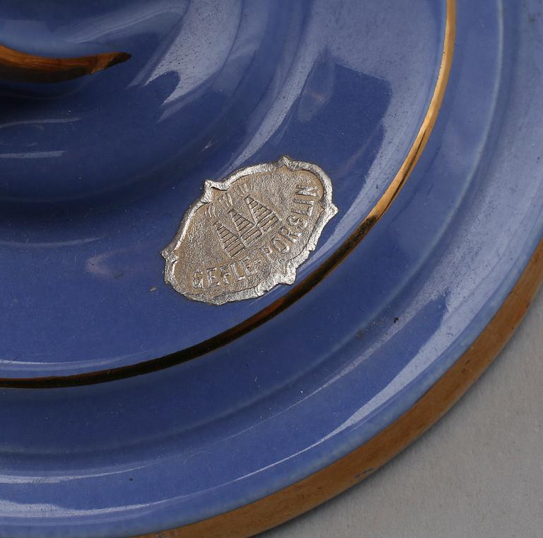 BLOMSTERSKÅL SAMT LJUSSTAKAR, porslin, "Safir", Arthur Percy, Gefle, 1900-talets första hälft.