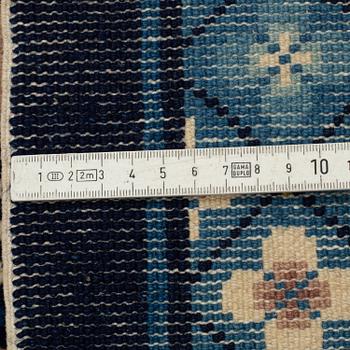 MATTO, old China, ca 137,5 x 193,5 cm (as well as 1 cm flat weave at the ends), "antique finish".