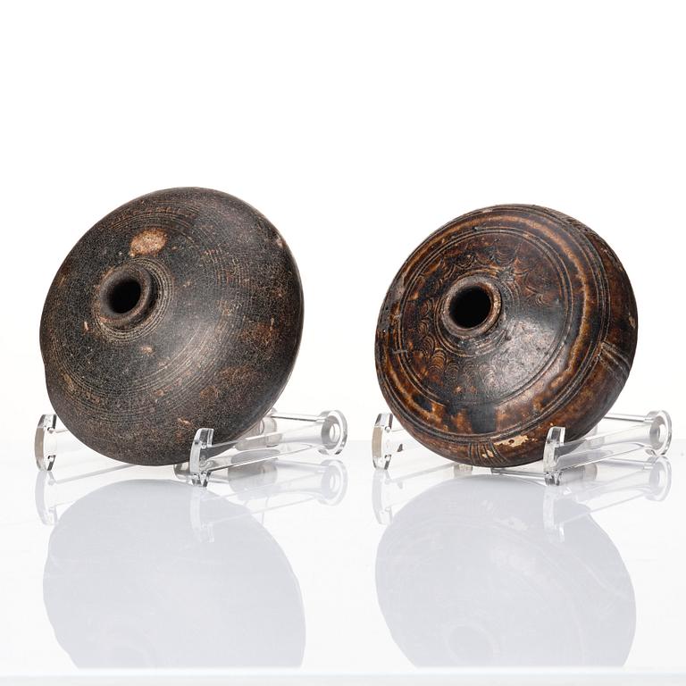 Two Sawankhalok jars, Thailand/Kambodja, 15/16th century.