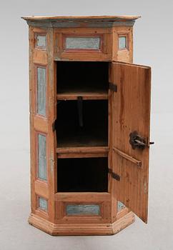 HÖRNSKÅP, allmoge, 1700-tal.