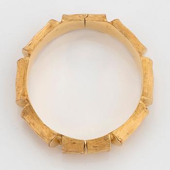 An 18K gold bangle.