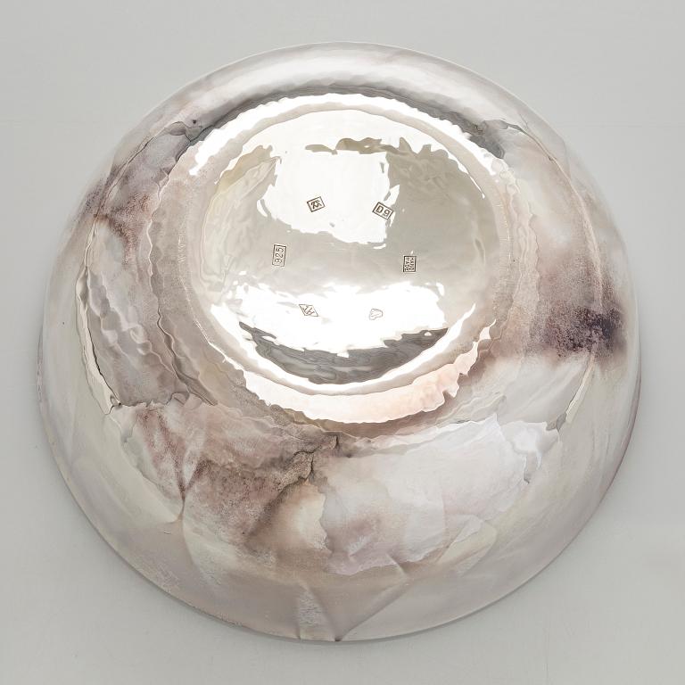 A. Tillander, skål, sterlingsilver och emalj, Åbo 2005.