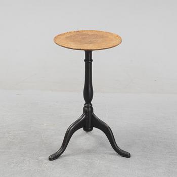 An alder veneered tilt-top table by J. Sjölin (master 1767-1785).