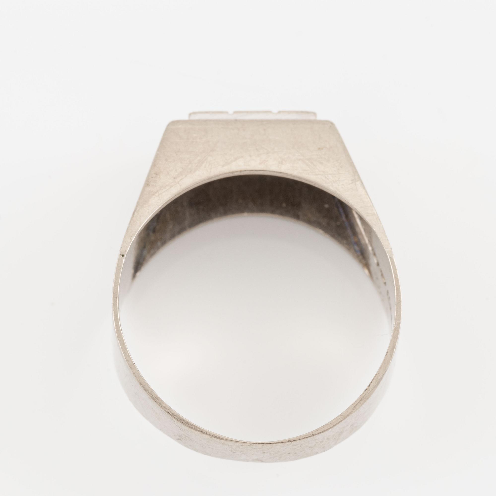 Ring, 18K vitguld med åttkantslipade diamanter.
