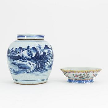 A blue and white jar with cover and a famille rose dish, 19th century China, Qing dynasty.