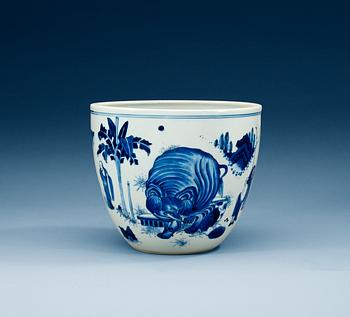 A fine blue and white Transitional pot, 17th Century.