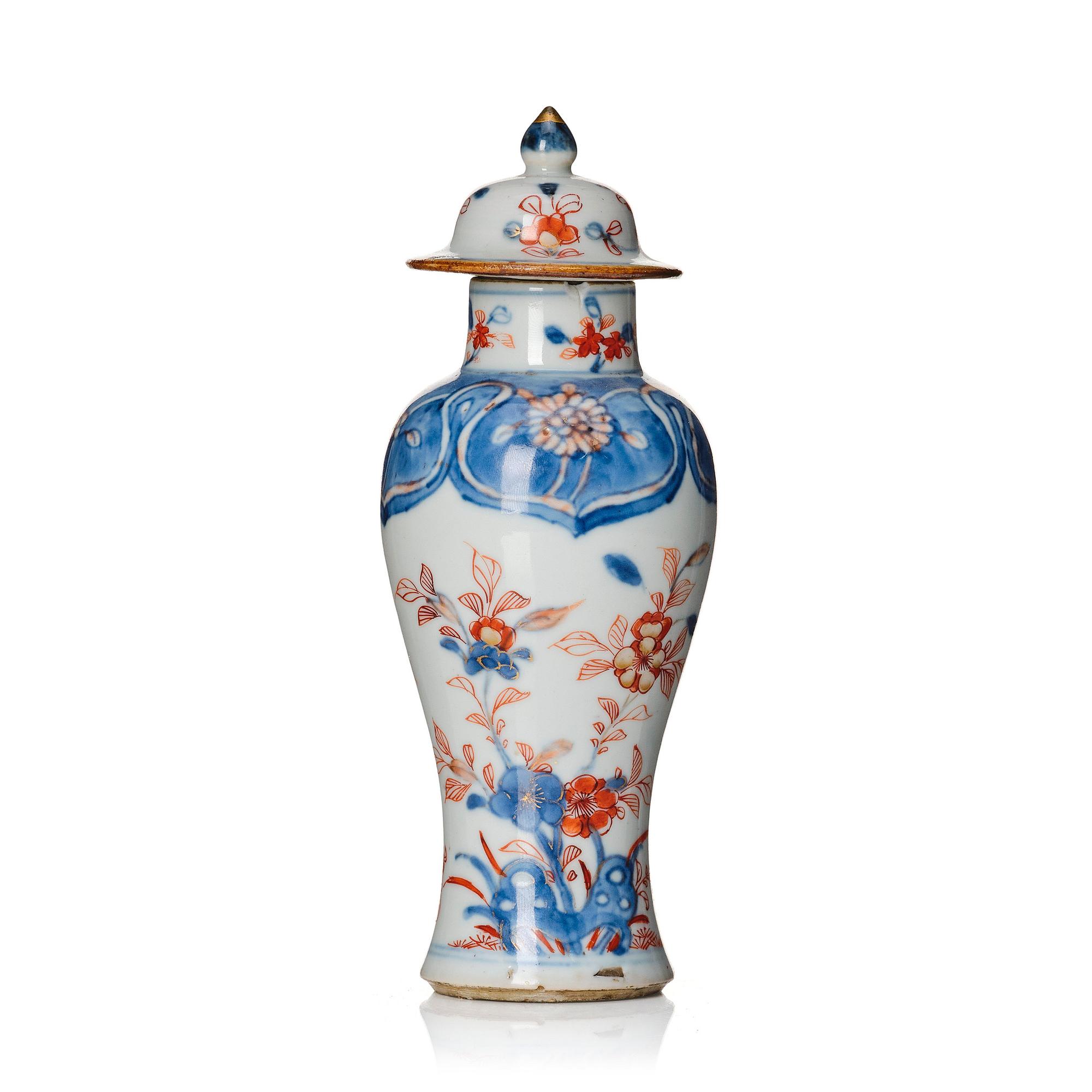 A Chinese imari vase with cover, Qing dynasty, early 18th Century, with Johanneum mark N:145x.