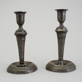 LJUSSTAKAR, ett par, tenn, sent 1700-tal.