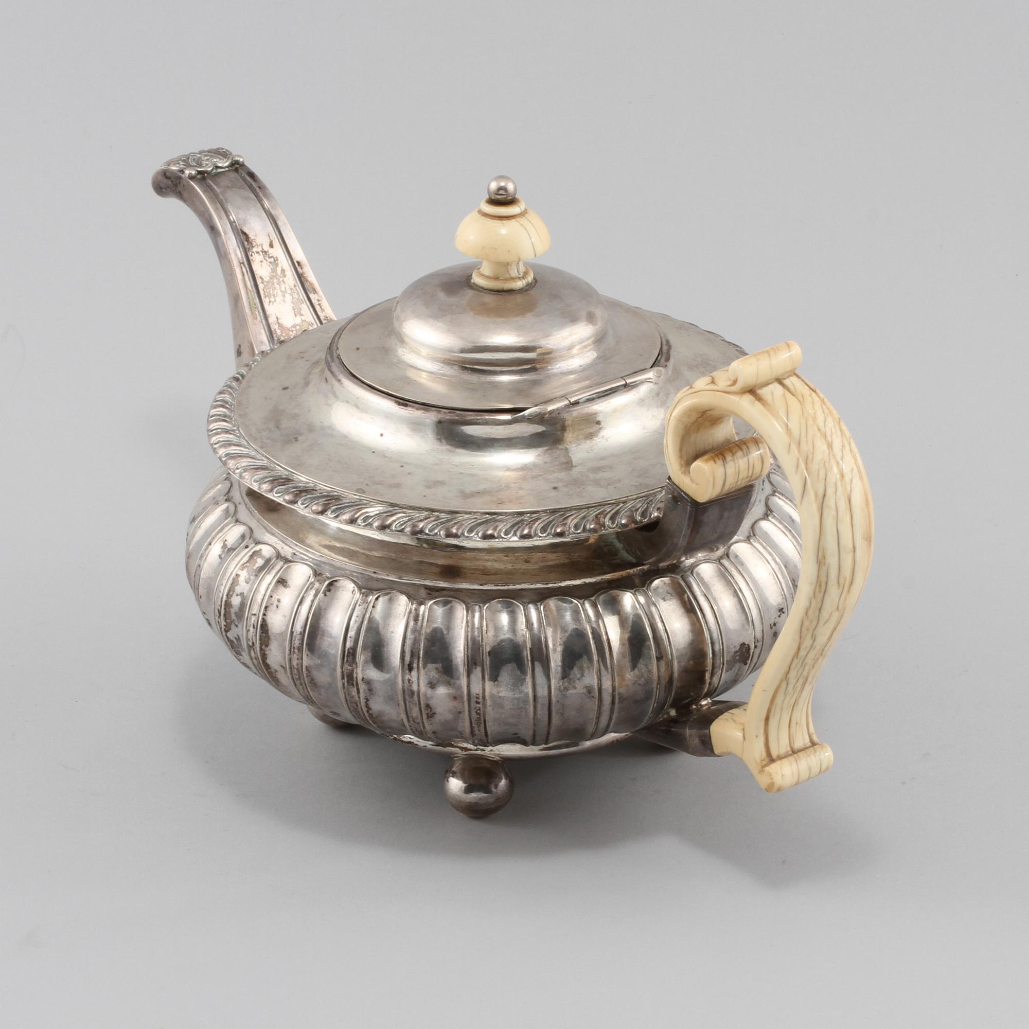 TEKANNA, silver, Gustaf Möllenborg, Stockholm, 1834. Vikt 1140 g.