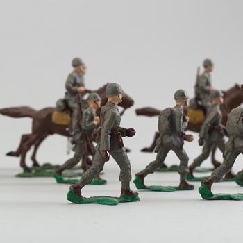 15 tin soldiers from 20th century.