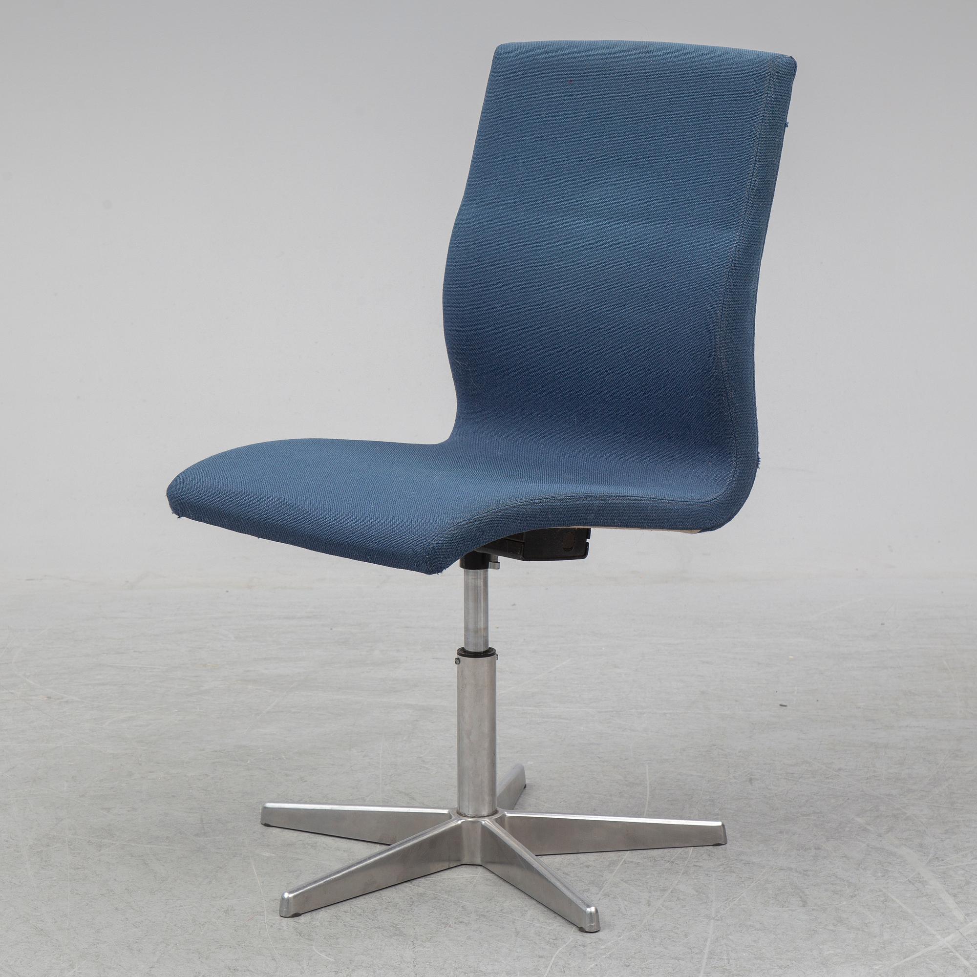 An ARNE JACOBSEN "Oxford" Swivel chair, Fritz Hansen, 1994.