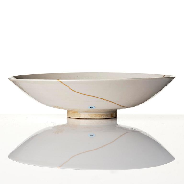 Skålar två stycken, vitglaserade samt kanna med lock, keramik, 1600-/1700-tal.