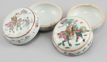 LOCKASKAR, ett par, porslin, Kina, sen Qingdynasti, omkring år 1900.