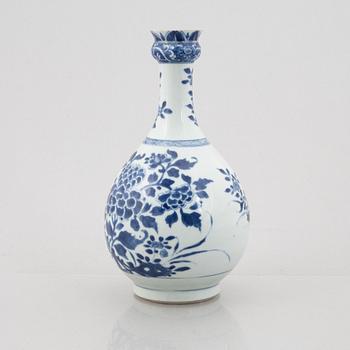 A blue and white porcelain vase, China, Qingdynasty, 19th century.