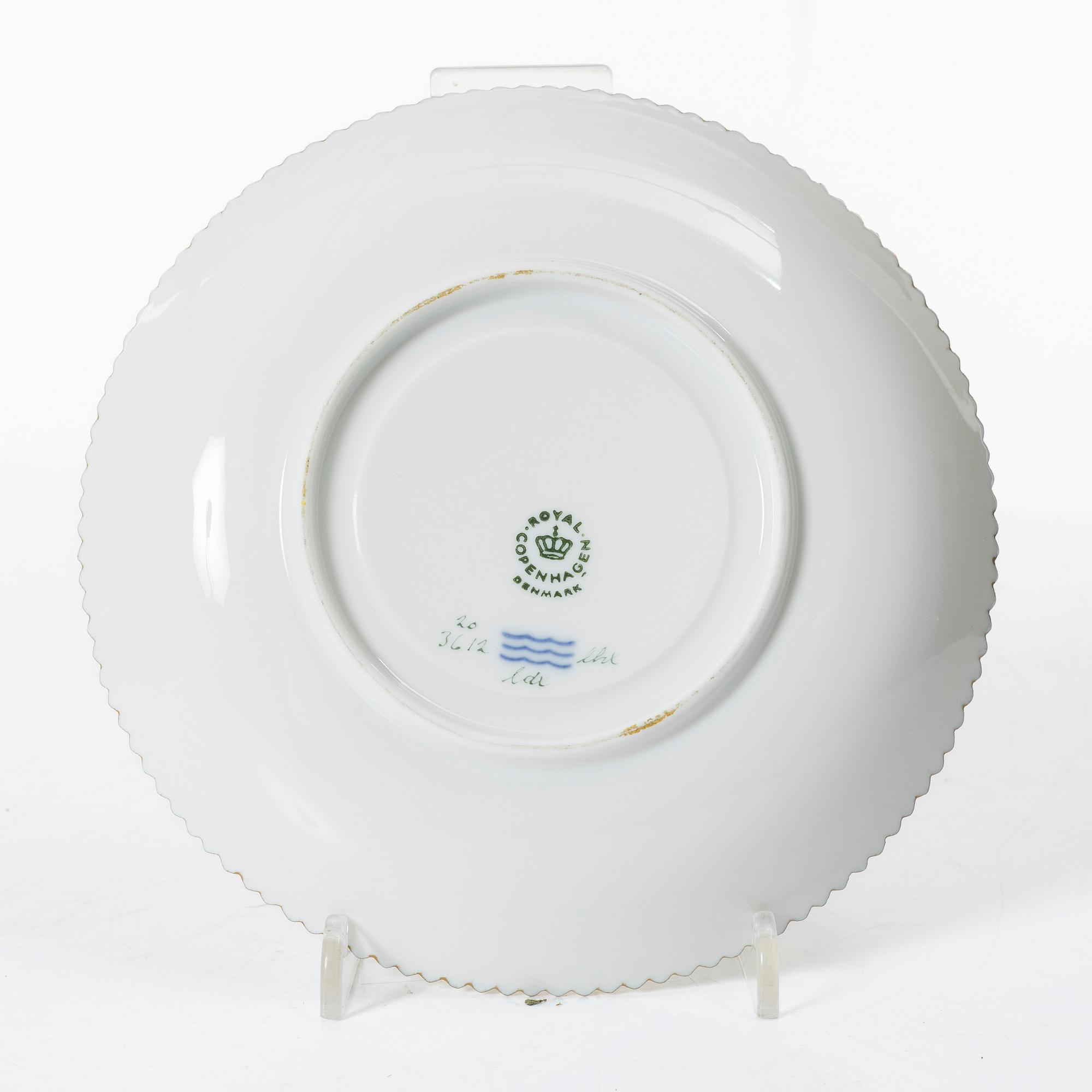 Buljongkoppar med fat, sex stycken, porslin. Royal Copenhagen, 'Flora Danica', Danmark, 1900-tal.