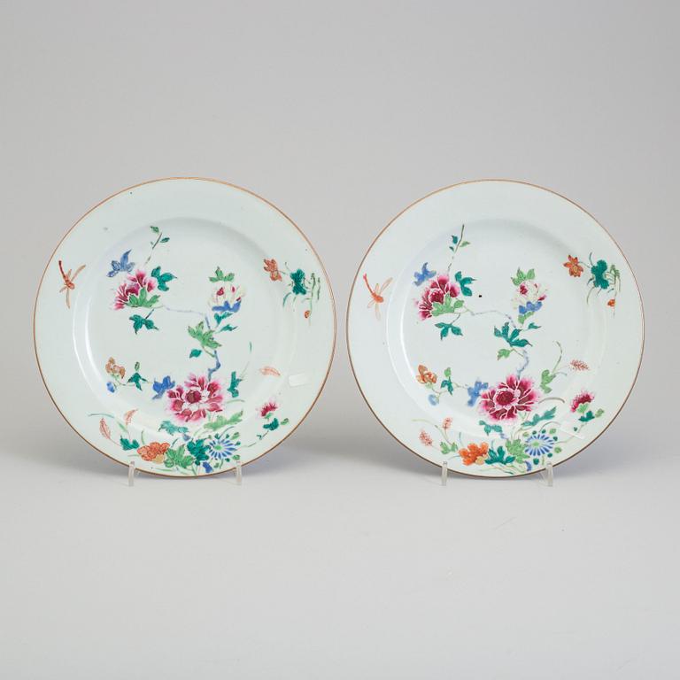 A pair of famille rose export porcelain plates, Qing dynasty, Qianlong (1736-95).