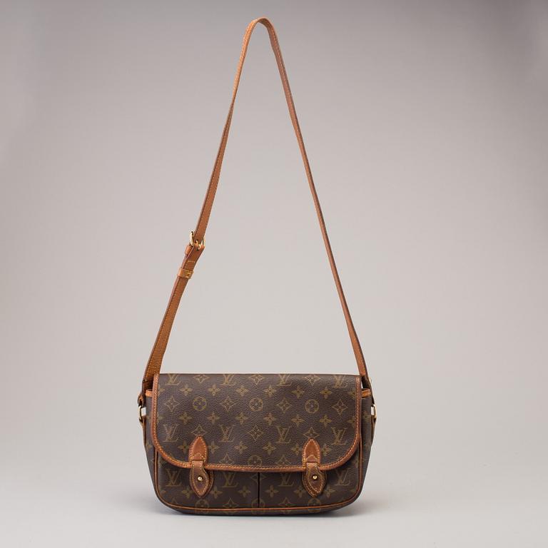 A Louis Vuitton 'Gibeciere' bag.