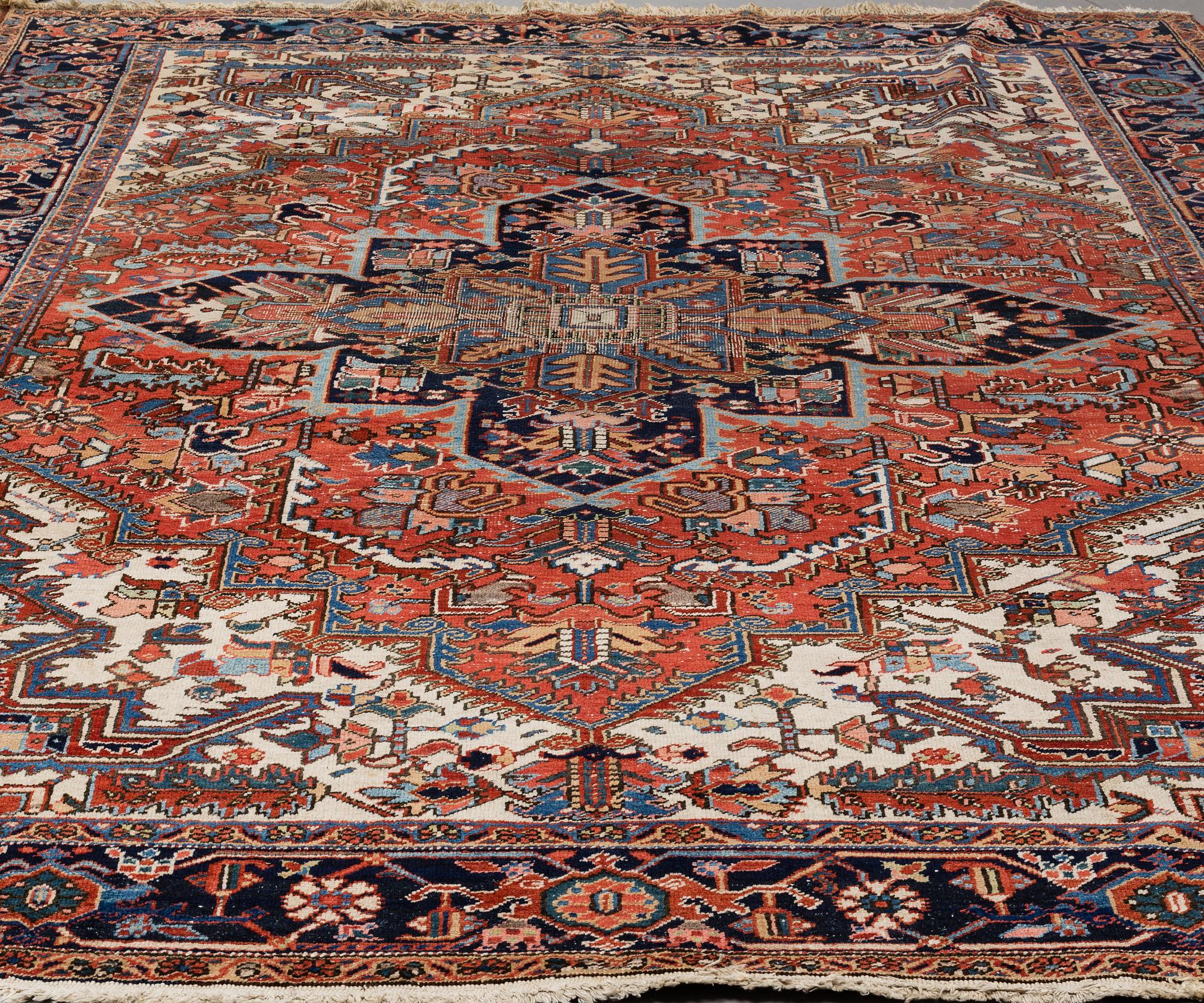 A CARPET, a semi-antique Heriz, ca 356,5-358,5 x 264 cm.