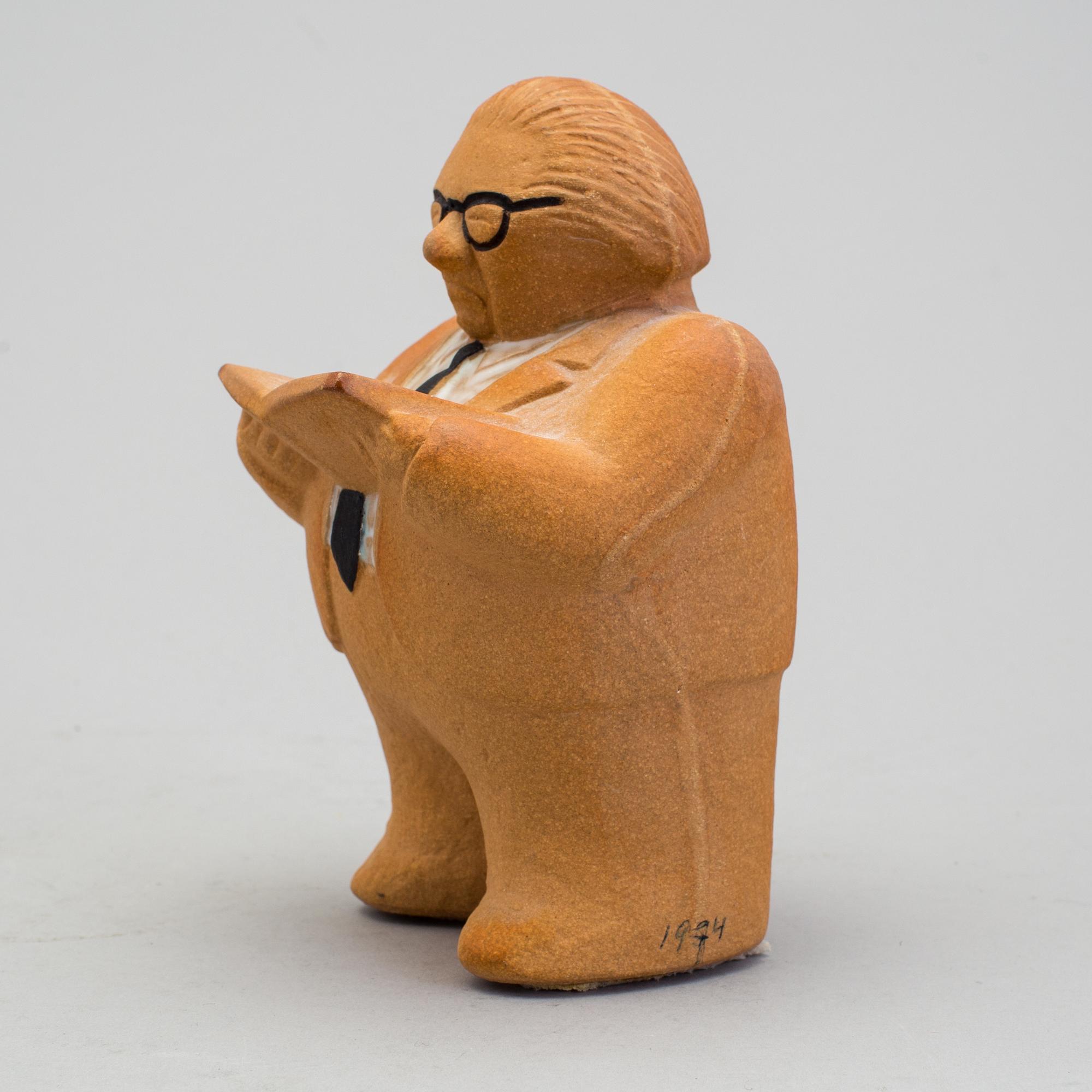 LISA LARSON, figurin, stengods, "Amalia" samt "Gunnar Sträng" sparbössa. Gustavsberg.