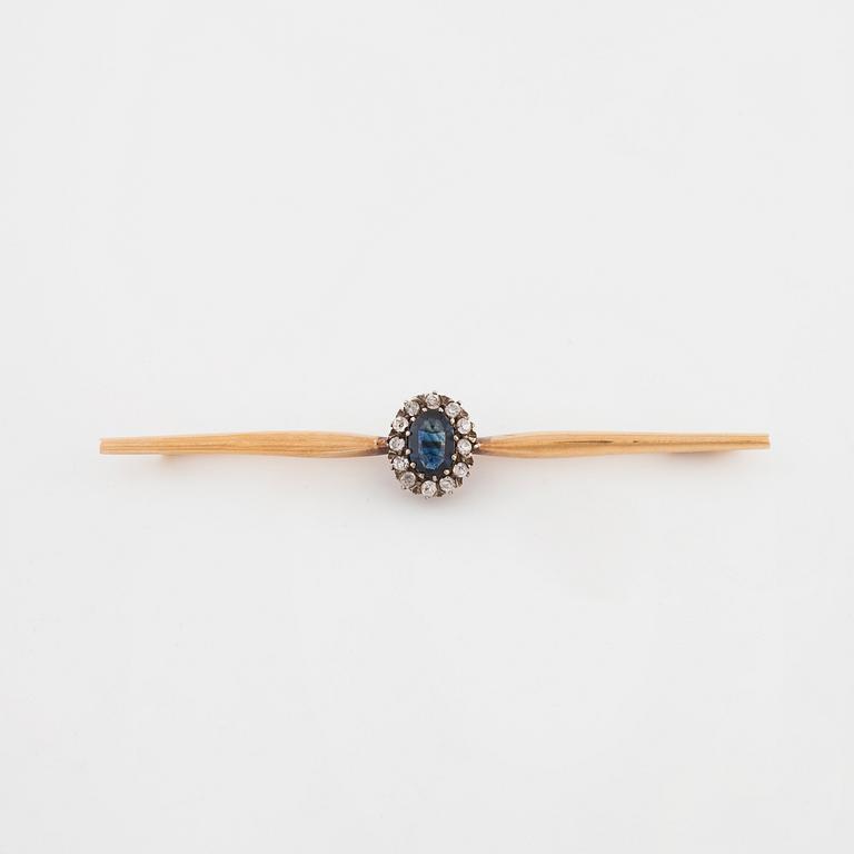 BROSCH, med ovalslipad safir och gammalslipade diamanter, Wilhelm Harbeck, Stockholm.
