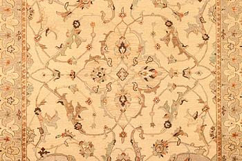 An oriental carpet with a Zeiglar pattern, c. 307 x 249 cm.