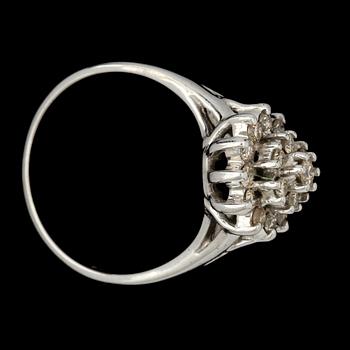 RING, 14k vitguld med 19 briljantslipade diamanter tot ca0,35ct. Vikt 4,5g.