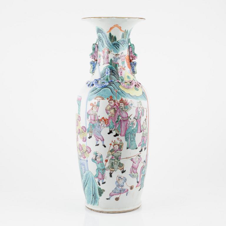 A large Chinese famille rose vase, late Qing dynasty.