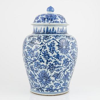 A large blue and white lotus jar with cover, Qing dynasty, Kangxi (1662-1722).