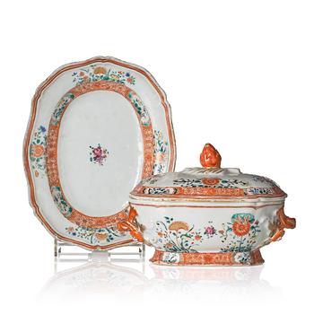 899. A famille rose butter tureen with cover and stand, Qing dynasty, 18th century.