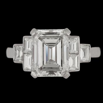 1109. An emeralc cut diamond ring, 3.11 cts and small baguette cut diamonds, tot. app. 0.50 cts.