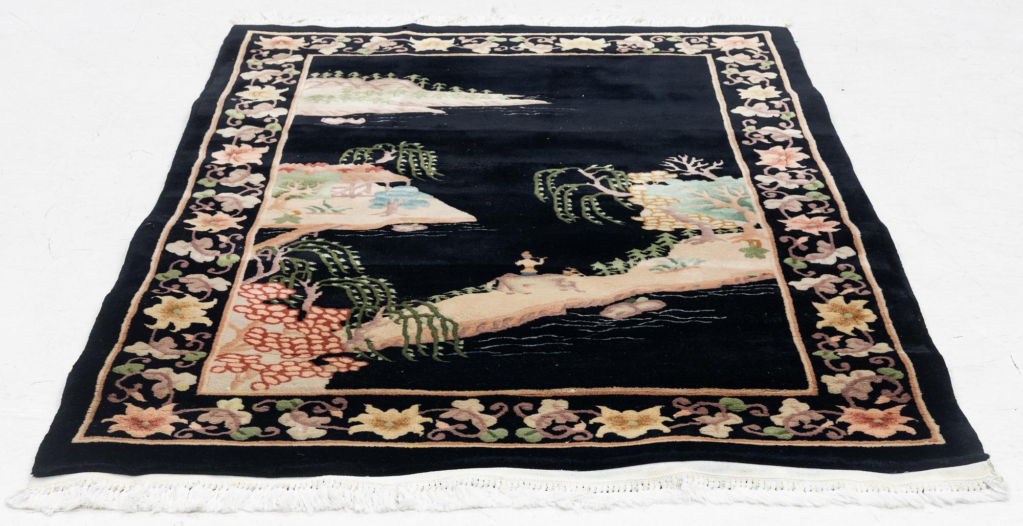 A Chinese rug, c. 183 x 120 cm.
