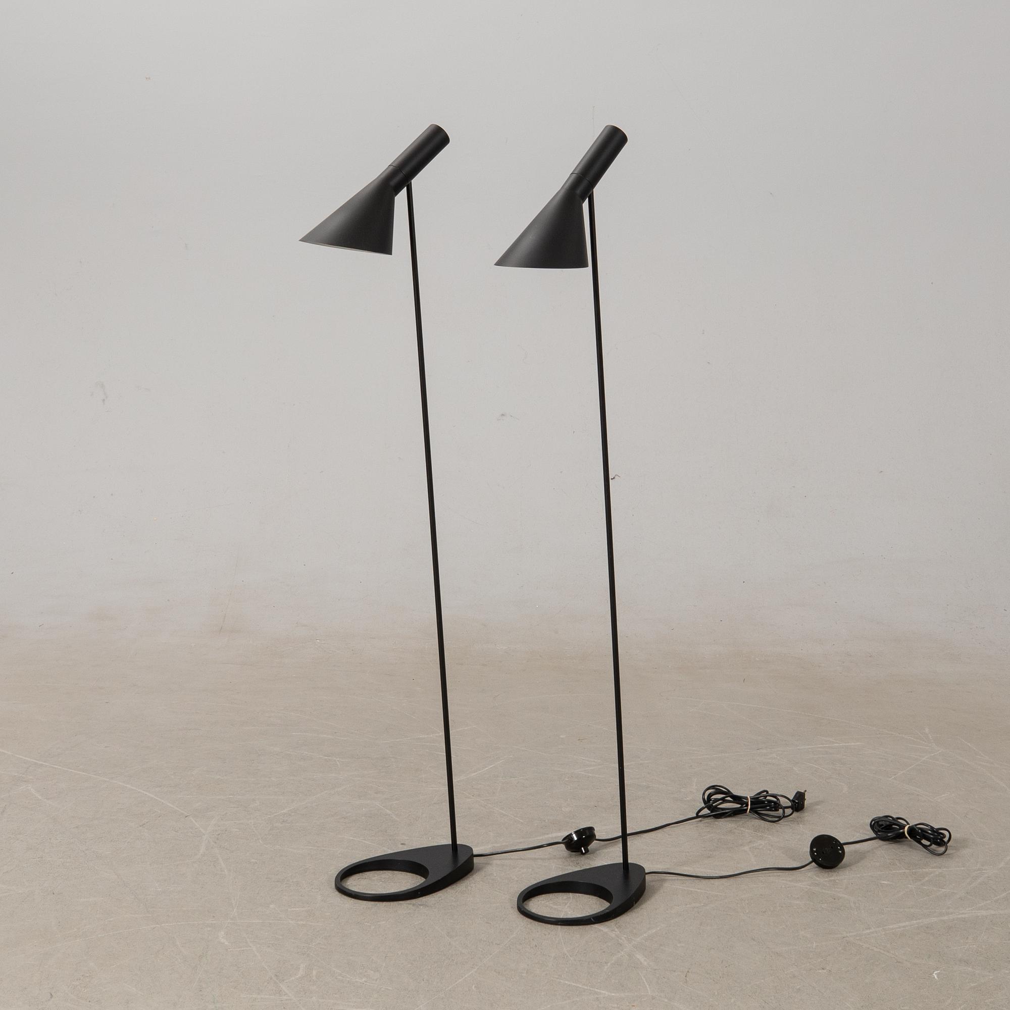 Arne Jacobsen, golvlampor 1 par, "AJ" för Louis Poulsen, Danmark.