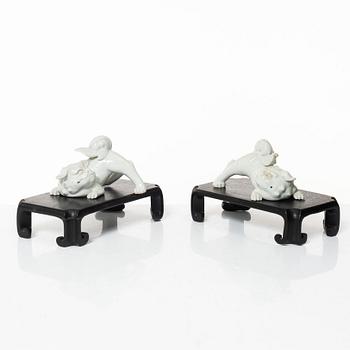 Fohundar 'shishi', ett par, porslin, Japan, hirado-stil, Meiji/Taisho, sent 1800-/tidigt 1900-tal.