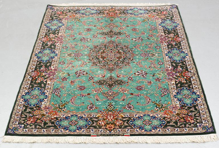 Matto, old Esfahan, part silk, signed, ca 225 x 149 cm (ca 1,5-2,5 cm flat weave at the ends).