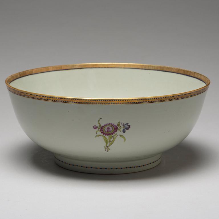 A pair of famille rose punch bowls, Qing dynasty, 18th Century.