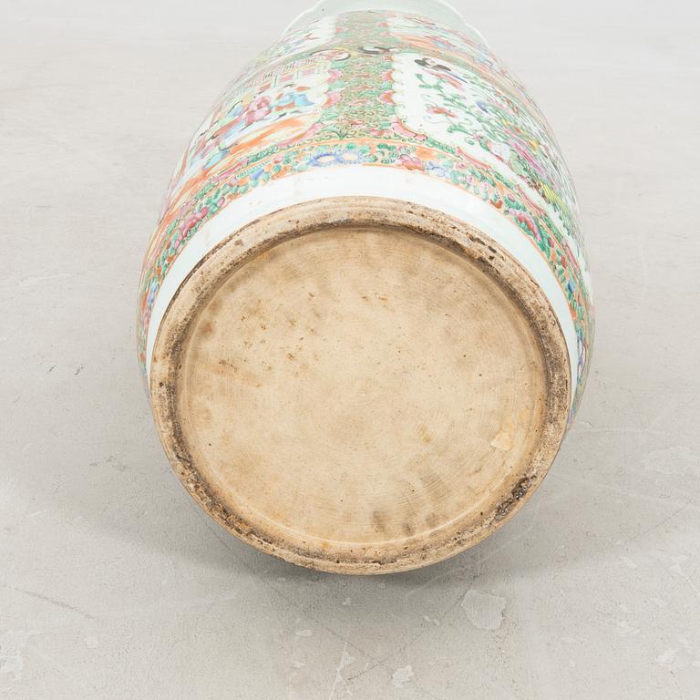 Vas, porslin. Sen Qingdynasti.