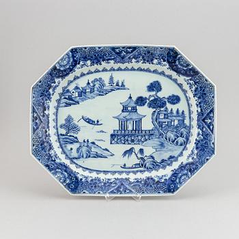 A blue and white serving dish, Qing dynasty, Qianlong (1736-95).