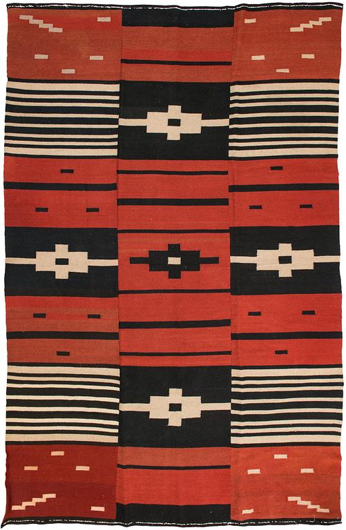 Kirsti Gallen-Kallela, a Finnish flat weave carpet by Tarvaspään Mattokutomo. Circa 188x292 cm.