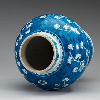 A blue and white jar, Qing dynasty, Kangxi (1662-1722).