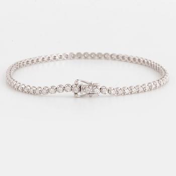 Brilliant-cut diamond tennis bracelet.