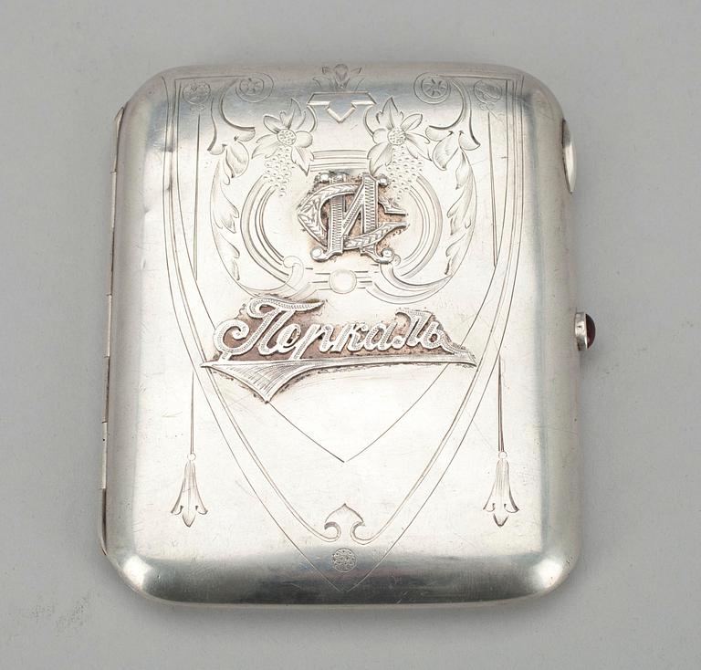 CIGARETTETUI, silver, Ryssland, Moskva ca 1913. 159g.