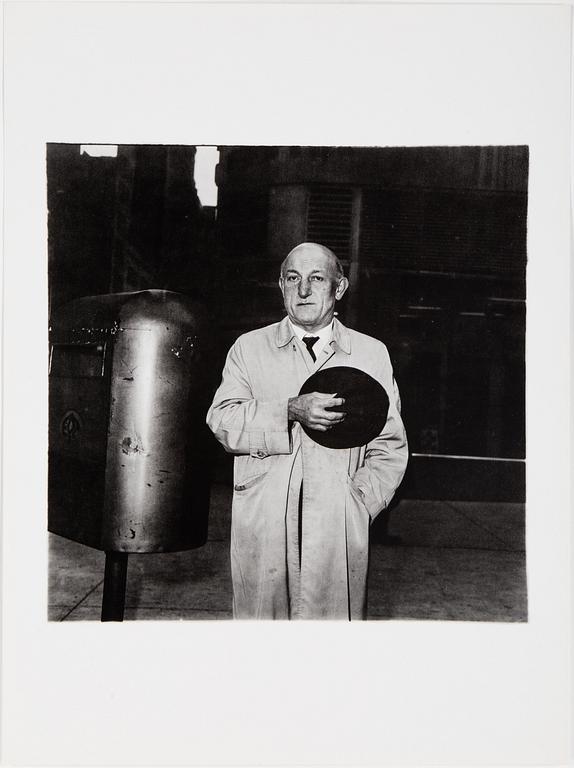 DIANE ARBUS, Portfolio with 12 heliogravures published by Electa in 1979. Numbered 26/1000.