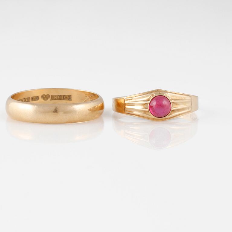 RINGAR, 2 st, 18K guld samt syntetisk röd sten, svenska stämplar. Vikt 6,4 gram.
