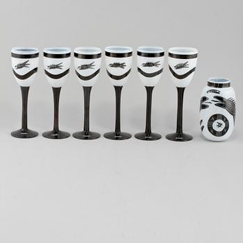 VINGLAS, 6 st, samt VAS, Ulrica Hydman-Vallien, Kosta Boda, signerade. 1900-talets senare del.